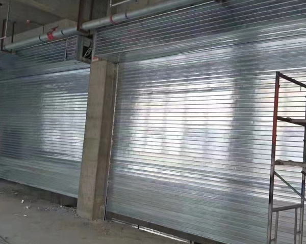 學(xué)府智能停車樓防火門，防火卷簾，快速門，擋煙垂壁施工現(xiàn)場